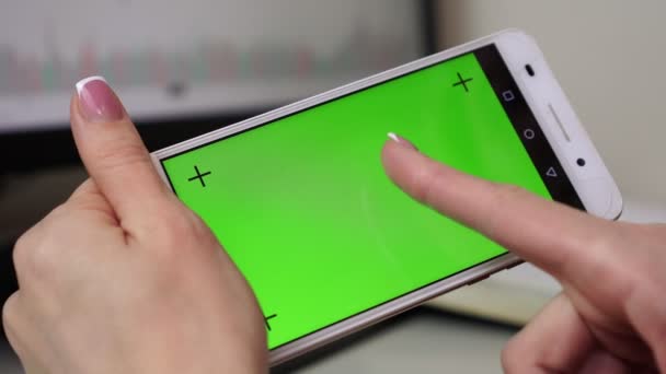 Žena držící smartphone s zeleným plátnem a dotýká se displej s prstem. — Stock video
