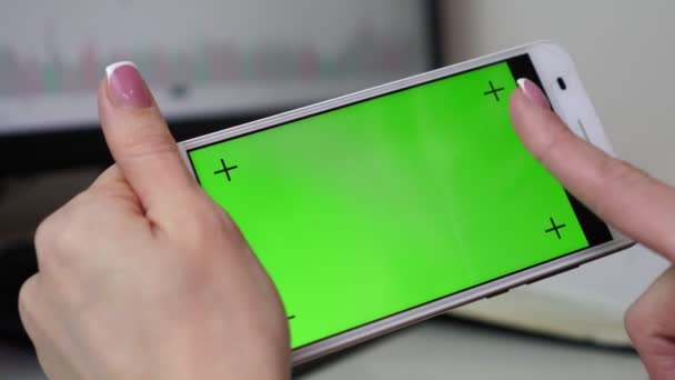 Mujer sosteniendo un teléfono inteligente con una pantalla verde, primer plano . — Vídeos de Stock