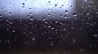 Sonbahar, karanlık cam koşmak yağmur damlaları.