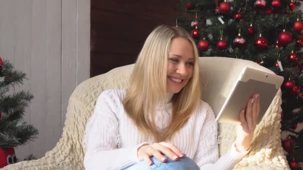 Donna comunica tramite video utilizzando un tablet. Natale e Anno nuovo . — Video Stock