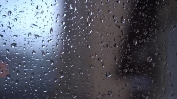 Осень, капли дождя стекают по стеклу, крупным планом . — стоковое видео