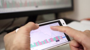 bir smartphone ile Döviz Alım veya Menkul Kıymetler Borsası verileri tutan eller mans.