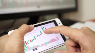 işadamı Döviz Alım veya Menkul Kıymetler Borsası istimal belgili tanımlık kullanma üstünde smartphone veri analiz eder..