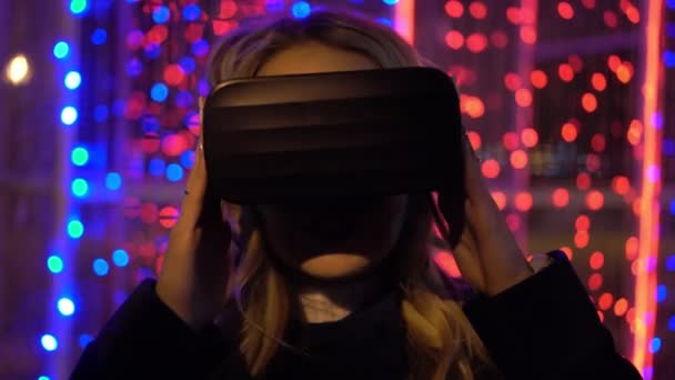 Kvinna i Virtual Reality Glasögon. — Stockvideo