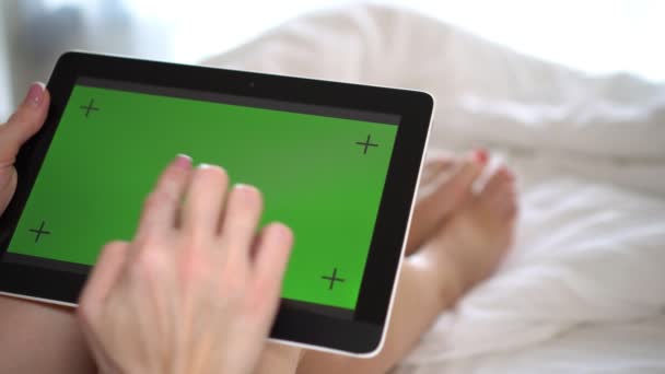 Mulher Quarto Segurando Tablet Com Uma Tela Verde — Vídeo de Stock