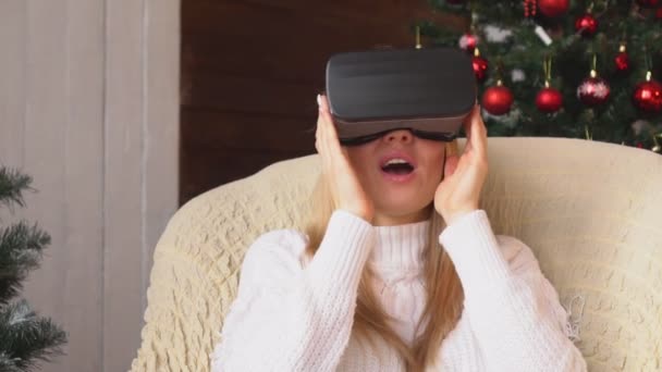 Mulher em óculos de realidade virtual no fundo da árvore de Natal . — Vídeo de Stock