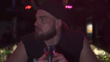 Bir gece kulübünde, ağır çekim vahşi erkek barmen.