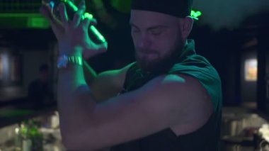 Uzman barmen gece kulübünde kokteyl hazırlıyor..