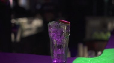 barmen bir kokteyl ile buz, ağır çekim yapar.