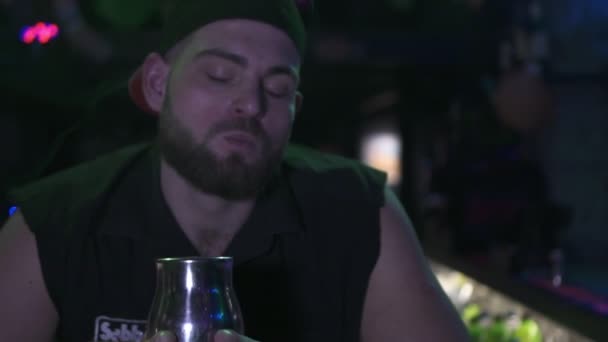 Bir gece kulübünde, ağır çekim erkek bir barmen portresi. — Stok video