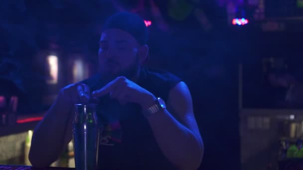 Нічний клуб, жорстокий чоловічий бармен в барі, повільний рух . — стокове відео