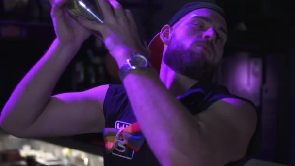 Nachtclub, mannelijke barman mixen een cocktail shaker. — Stockvideo