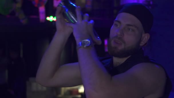 Barman maakt een cocktail met een shaker, slow-motion. Nachtclub, barman op het werk. — Stockvideo