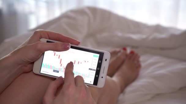 Dados e taxa de câmbio de ações na tela do smartphone, close-up . — Vídeo de Stock