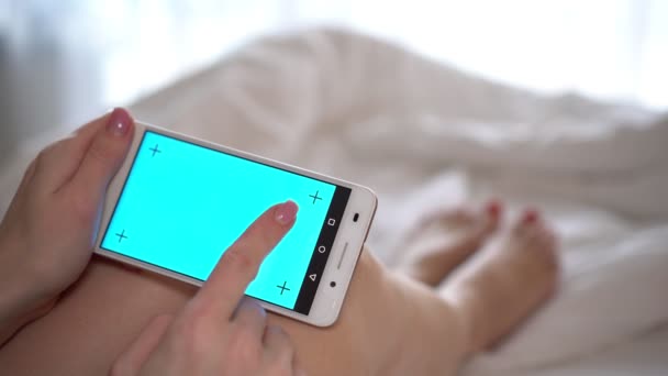 Смартфон с чистым синим экраном для контента . — стоковое видео