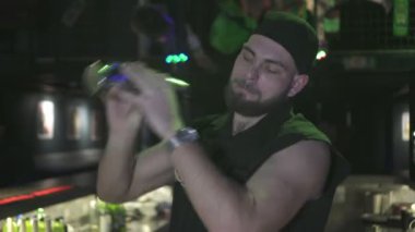 Bir gece kulübünde vahşi erkek barmen bir kokteyl shaker karışımları.