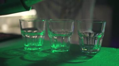 barmen shaker dan cam içine dökülen. Barmen bir kokteyl yapar.