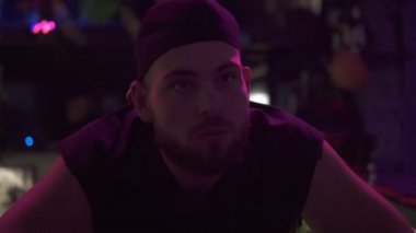 Bir gece kulübünde bir sakallı adam barmen portresi