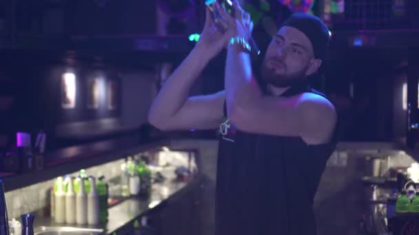 Een mannelijke barman in een nachtclub mixen een cocktail shaker. — Stockvideo