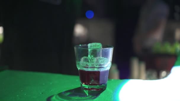 De barman maakt een cocktail, een glas close-up. — Stockvideo