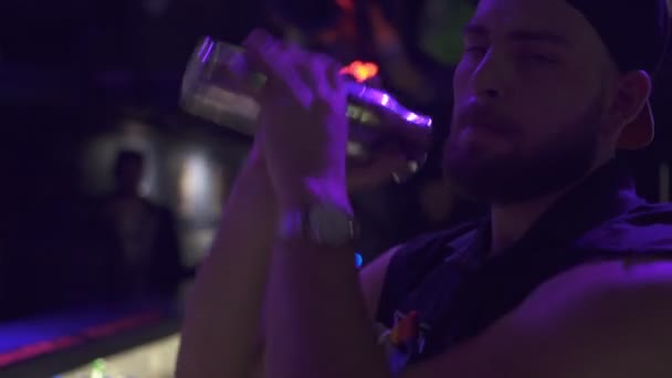 Clube noturno, bar, barman masculino faz uma coqueteleira, close-up . — Vídeo de Stock