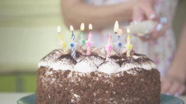 Doğum günü pastası, ağır çekim Kadın ışıklar mum.