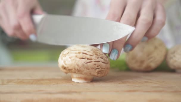 Mulher na cozinha cortando cogumelos, câmera lenta — Vídeo de Stock