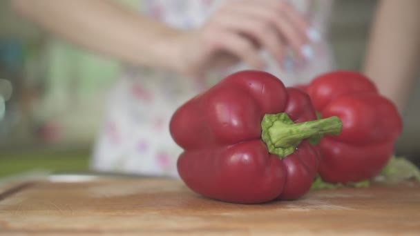 Mujer en la cocina preparando un pimiento rojo, pimentón . — Vídeo de stock