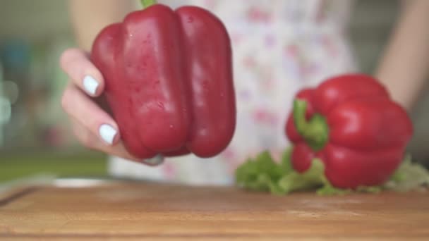 Beau poivron rouge, paprika en gros plan dans la cuisine. Mouvement lent . — Video