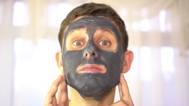 Mens beauty, skin care. A man uses a face mask cream. — Stock Video