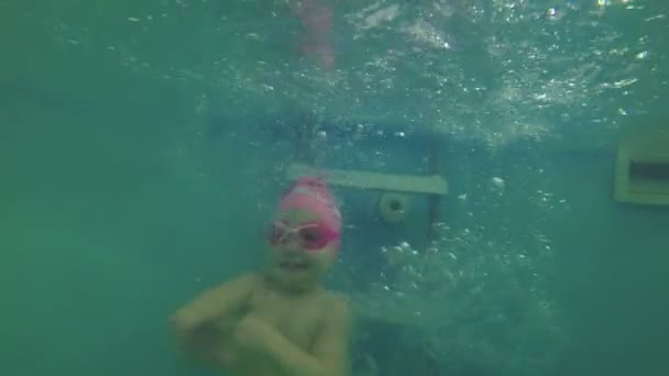 Barnpool, liten bebis simmar under vattnet. — Stockvideo