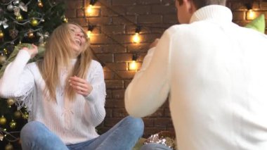 Genç bir çift yastık ile Noel'de savaşır..