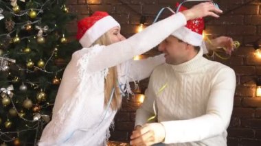 Genç çift Noel ağacı arka plan üzerinde öpüşme.