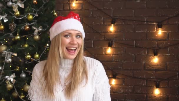 Kerstmis, een mooie vrouw ontploft een firecracker met confetti. — Stockvideo