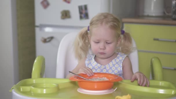 Kleines Mädchen will keinen Brei essen. — Stockvideo