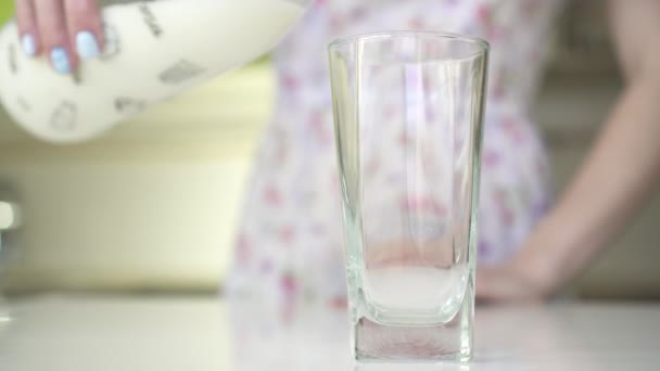 Frau gießt Milch in Glas. — Stockvideo