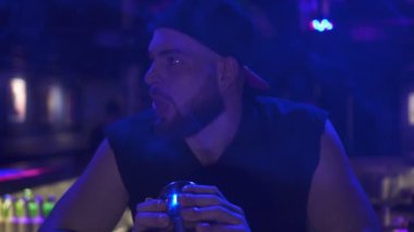 Bir gece kulübünde acımasız bir barmen.