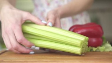 Kadın mutfakta hazırlanması sebze ve kereviz, vejetaryenlik.