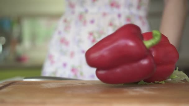 Mulher na cozinha preparando páprica pimenta vermelha, câmera lenta . — Vídeo de Stock