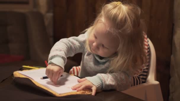 Menina bebê loira desenha com lápis . — Vídeo de Stock