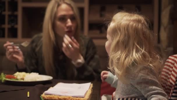 Mamma och lilla dotter äta på café eller restaurang. — Stockvideo