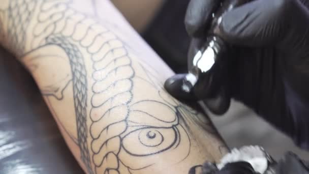 Tattoo Studio. Maestro tatuador en el trabajo. La aguja entra en la piel . — Vídeo de stock