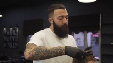 Erkek Kuaför Salonu istemci keser.