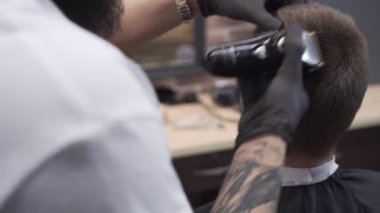 İstemciler saç kesme makinesi, yakın çekim adam keser berber.