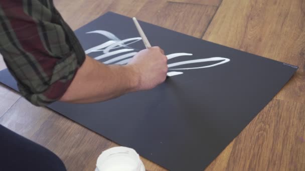 Artista pinta un cuadro en el estilo de caligrafía . — Vídeos de Stock