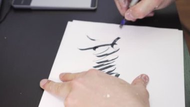 Sanatçı yapar bir kroki bir yaprak kağıda, yakın çekim.