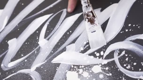 Um artista contemporâneo pinta um quadro de abstração, close-up . — Vídeo de Stock
