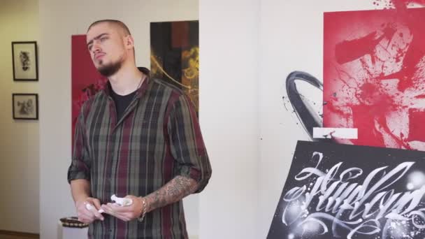 Retrato de un artista masculino en un estudio de arte . — Vídeos de Stock