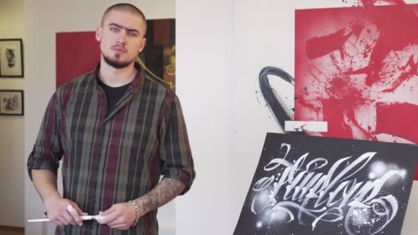 Samtida konstnär mannen i konstverkstaden. Abstraktion, måleri, calligraffiti. — Stockvideo