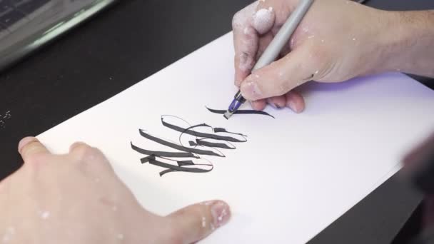 Umělec je skica na list papíru. Malířství, calligraffiti. — Stock video